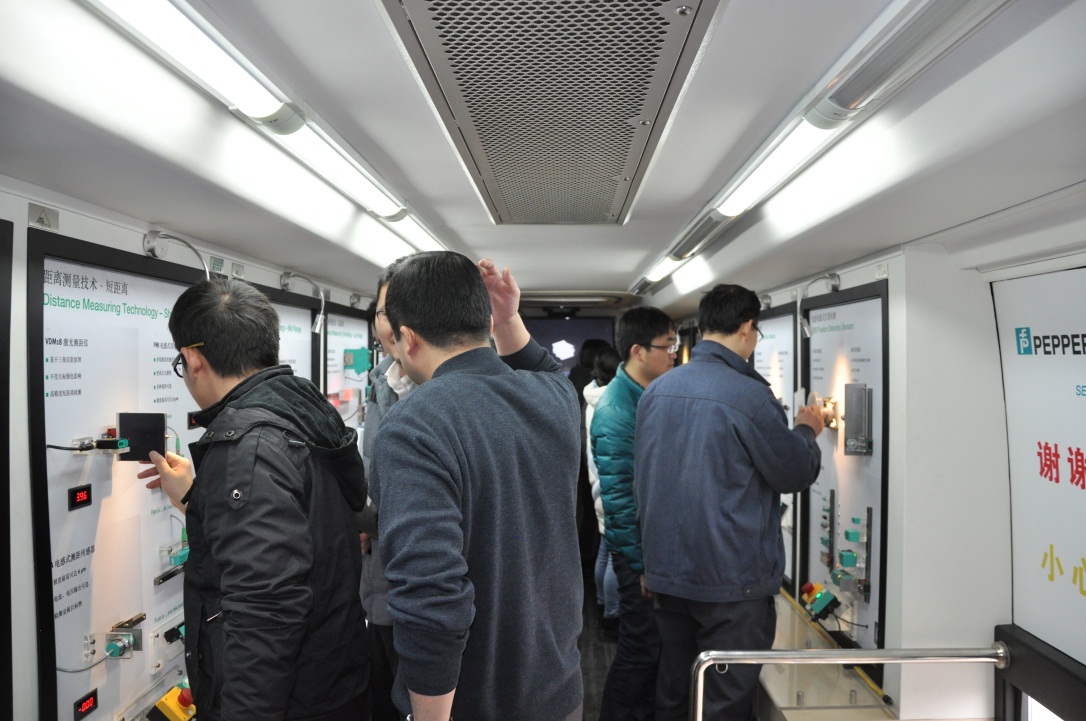 倍加福携多款传感器探访球友会·体育公司-5.jpg