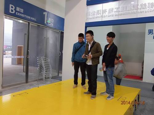 球友会·体育参展2014绵阳科博会-观众对全向移动平台表现了浓厚的兴趣.jpg