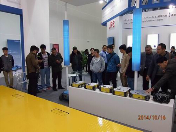 球友会·体育参展2014绵阳科博会-技术人员向观众演示机器人.jpg